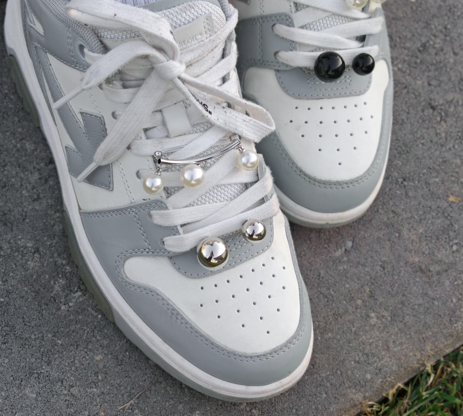 Set Pin Fashion Auriu și Argintiu cu Perle Albe Design Asimetric Modern - Platera Romania