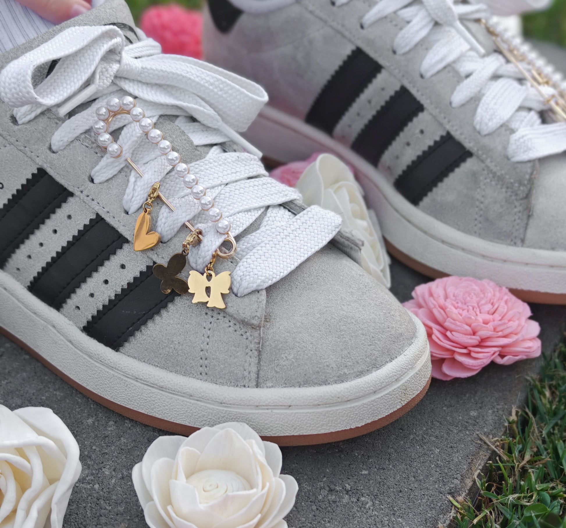 Două ace aurii cu perle albe, design chic pentru broșe sau decor vestimentar.