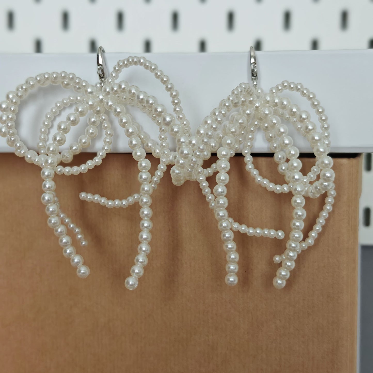 Charmuri decorative refolosibile pentru șireturi sau mânere de geantă – design cu perle.