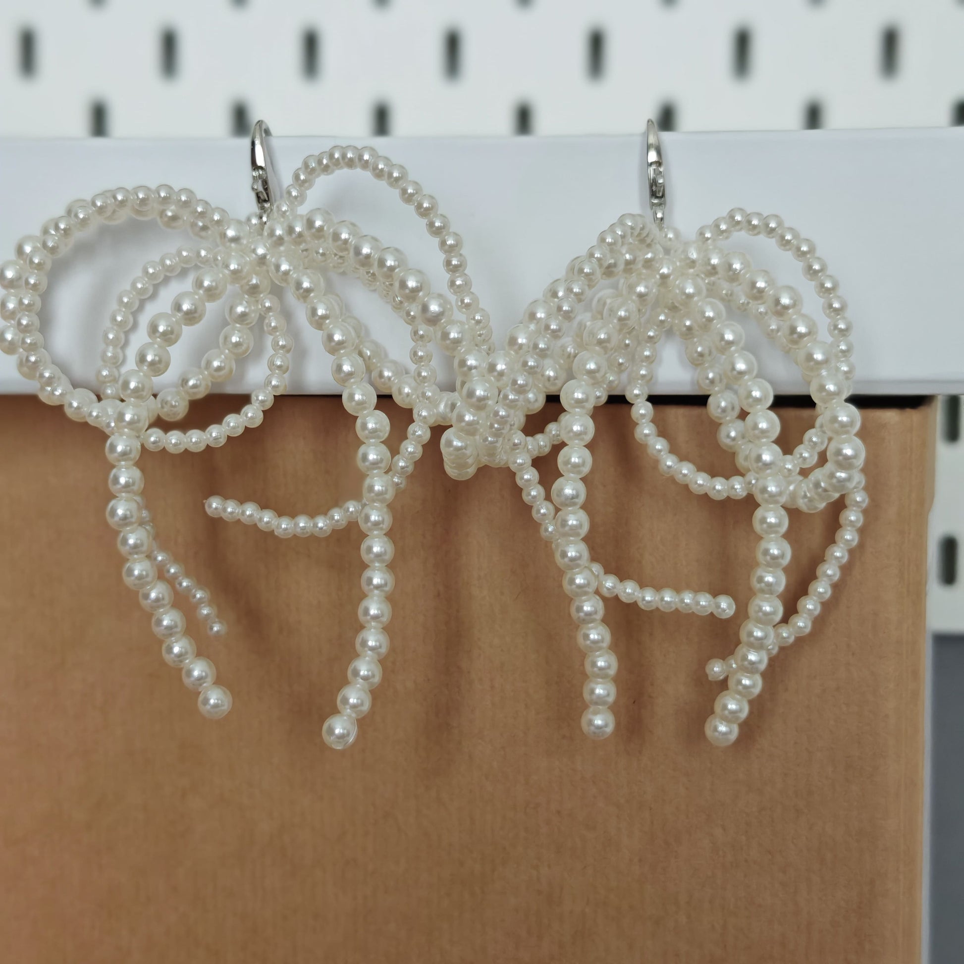 Charmuri decorative refolosibile pentru șireturi sau mânere de geantă – design cu perle.