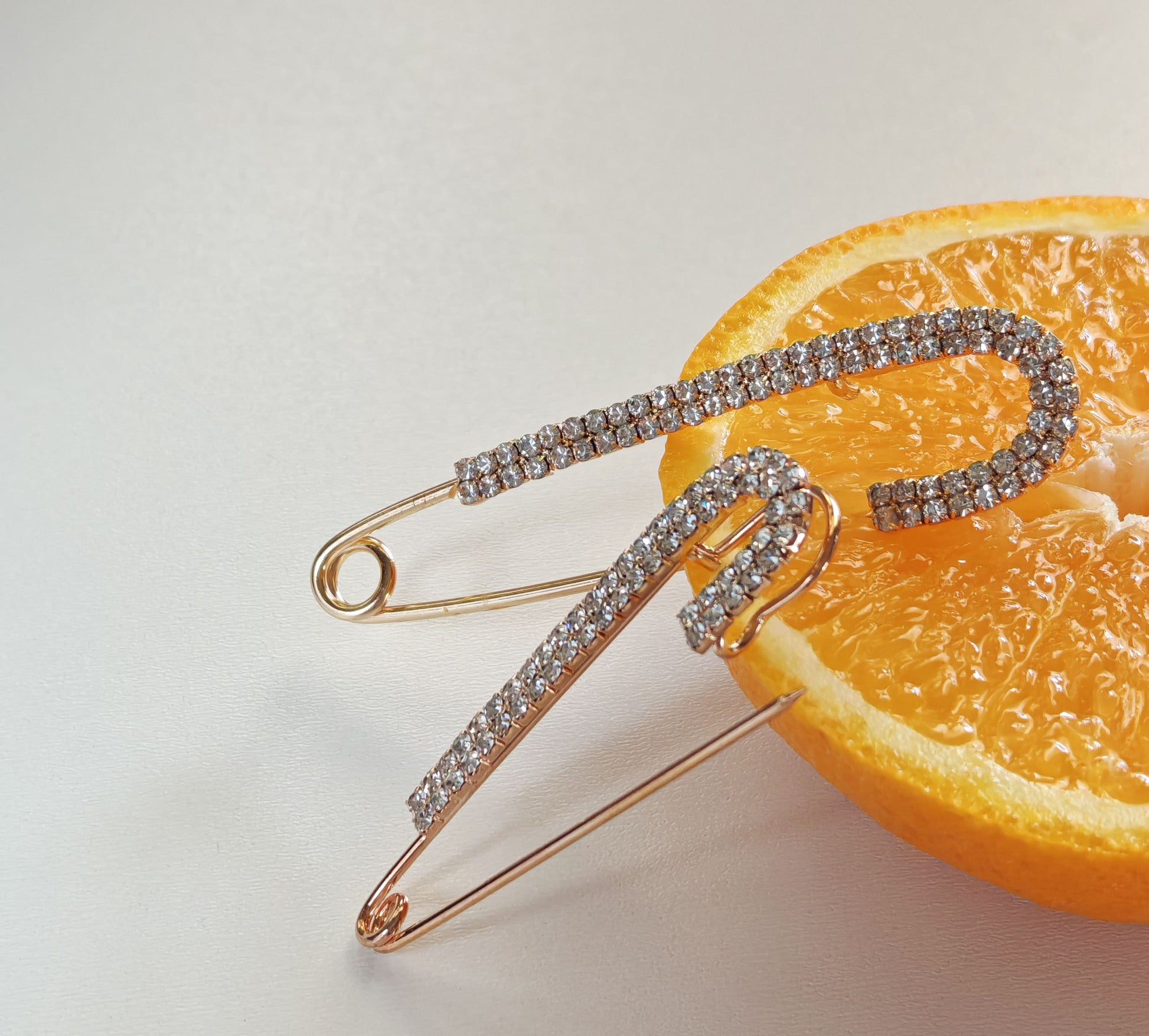 Set de două ace de siguranță decorative cu cristale – accesorii elegante pentru femei.