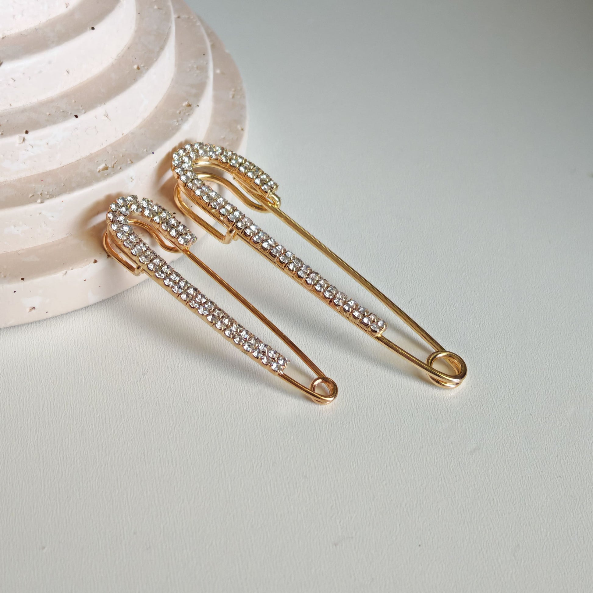 Accesorii decorative cu prindere ușoară – ace cu cristale pentru styling vestimentar.