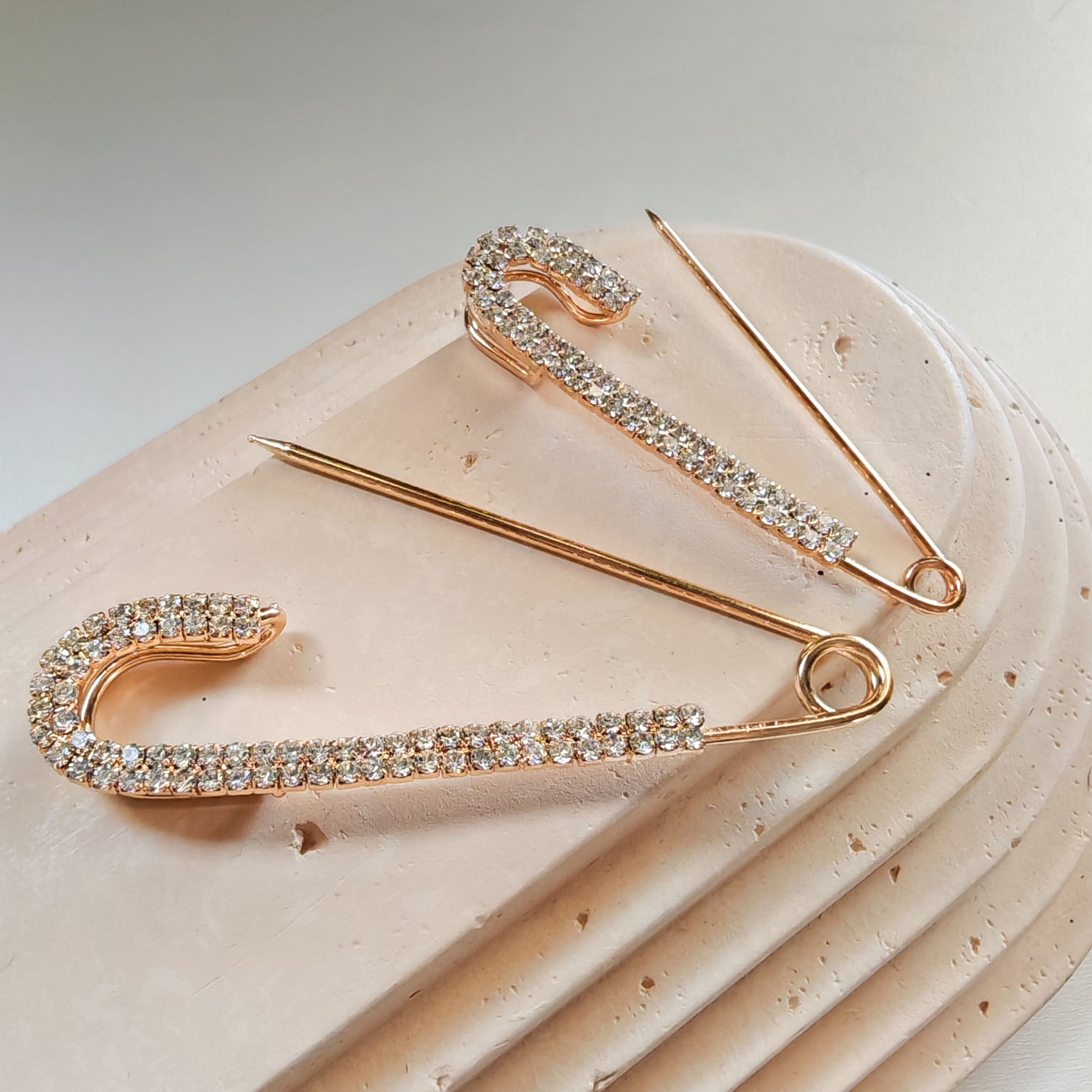 Charmuri fashion sub formă de ace strălucitoare – cadou feminin pentru orice ocazie.