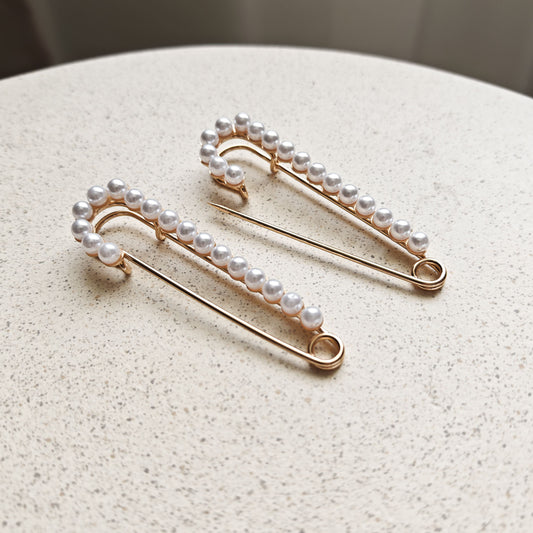 Set de ace de siguranță aurii decorate cu perle albe – accesoriu elegant pentru haine sau genți