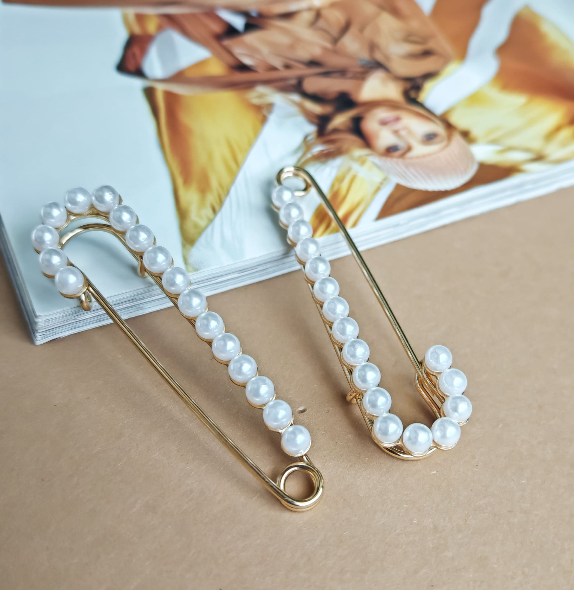 Accesorii fashion tip ac de siguranță cu perlă, perfect pentru personalizarea ținutelor