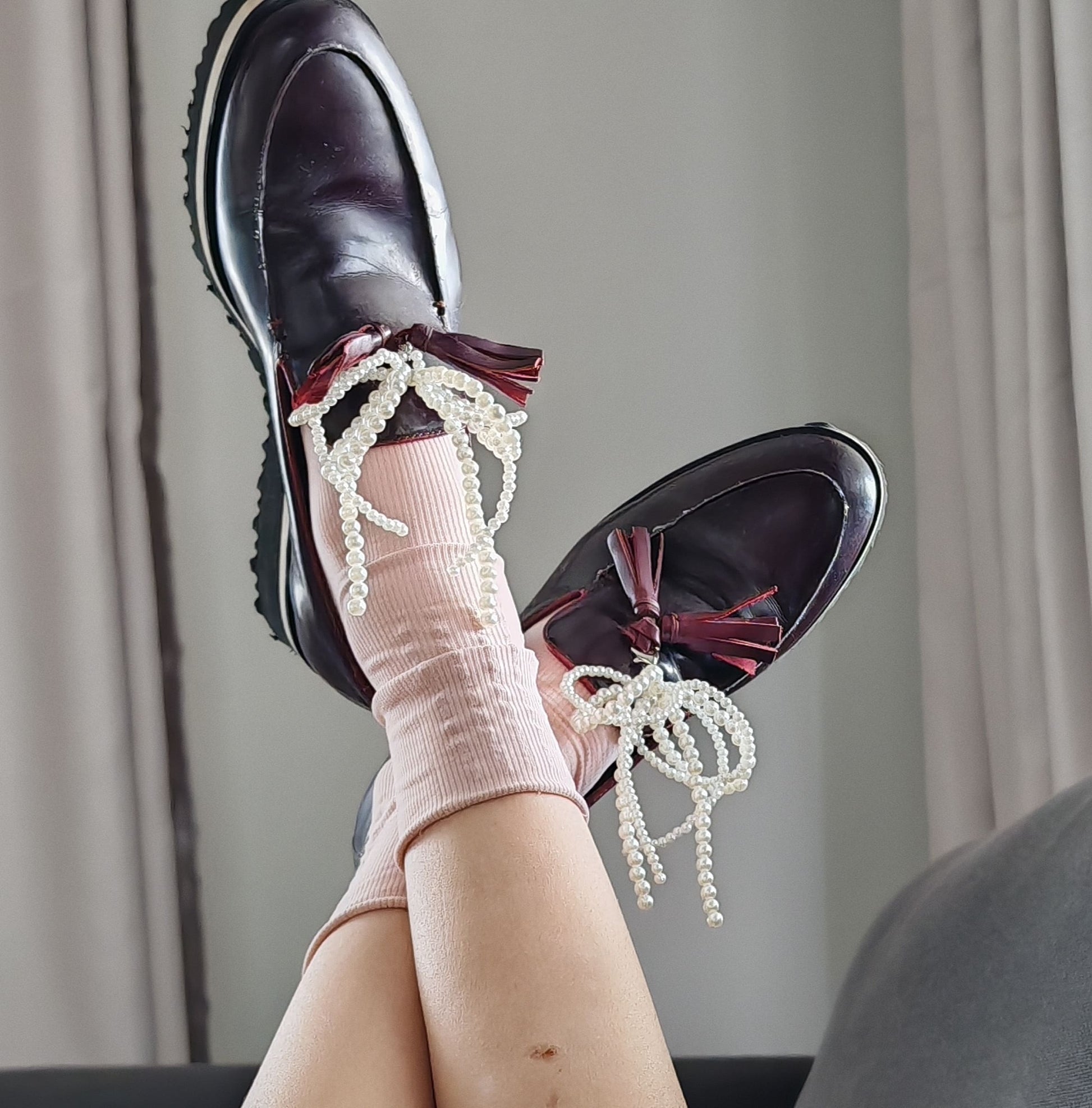 Accesorii stilate cu perle pentru șireturi sau accesorii – design delicat cu fundițe.