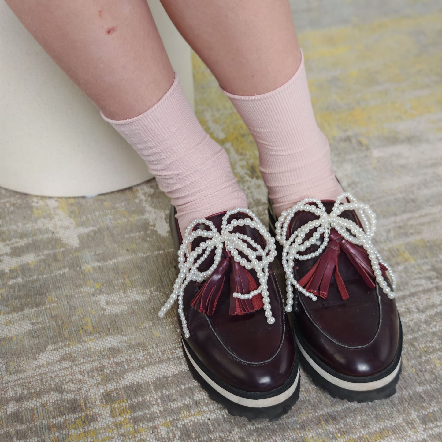 Set charmuri elegante cu fundiță și perle – accesorii feminine pentru adidași și genți.