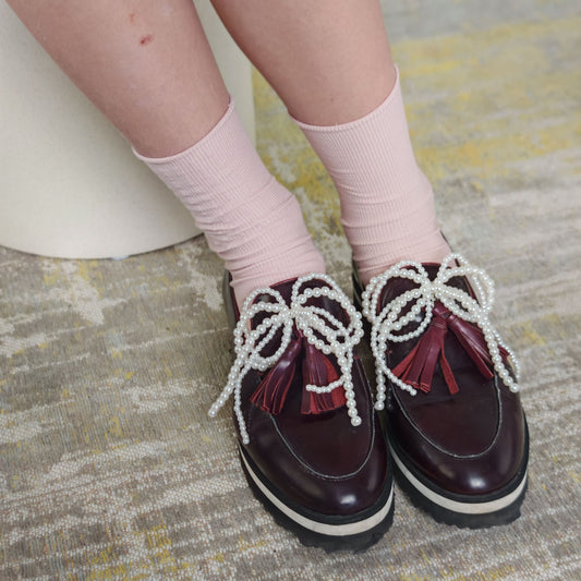 Set charmuri elegante cu fundiță și perle – accesorii feminine pentru adidași și genți.