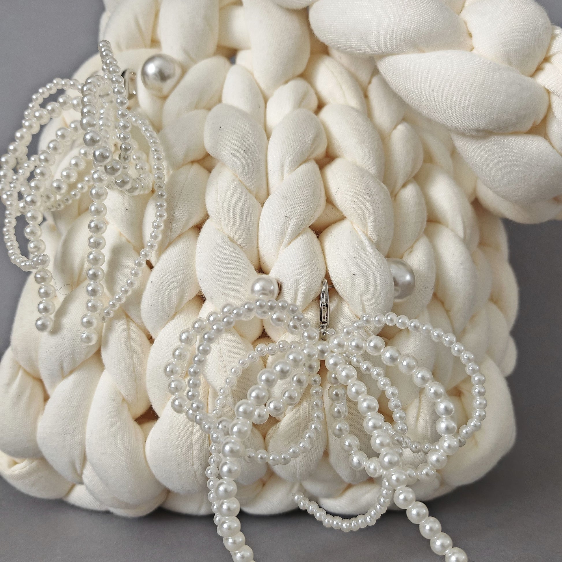 Feminine și elegante: charmuri cu perle pentru adidași, genți sau panglici.