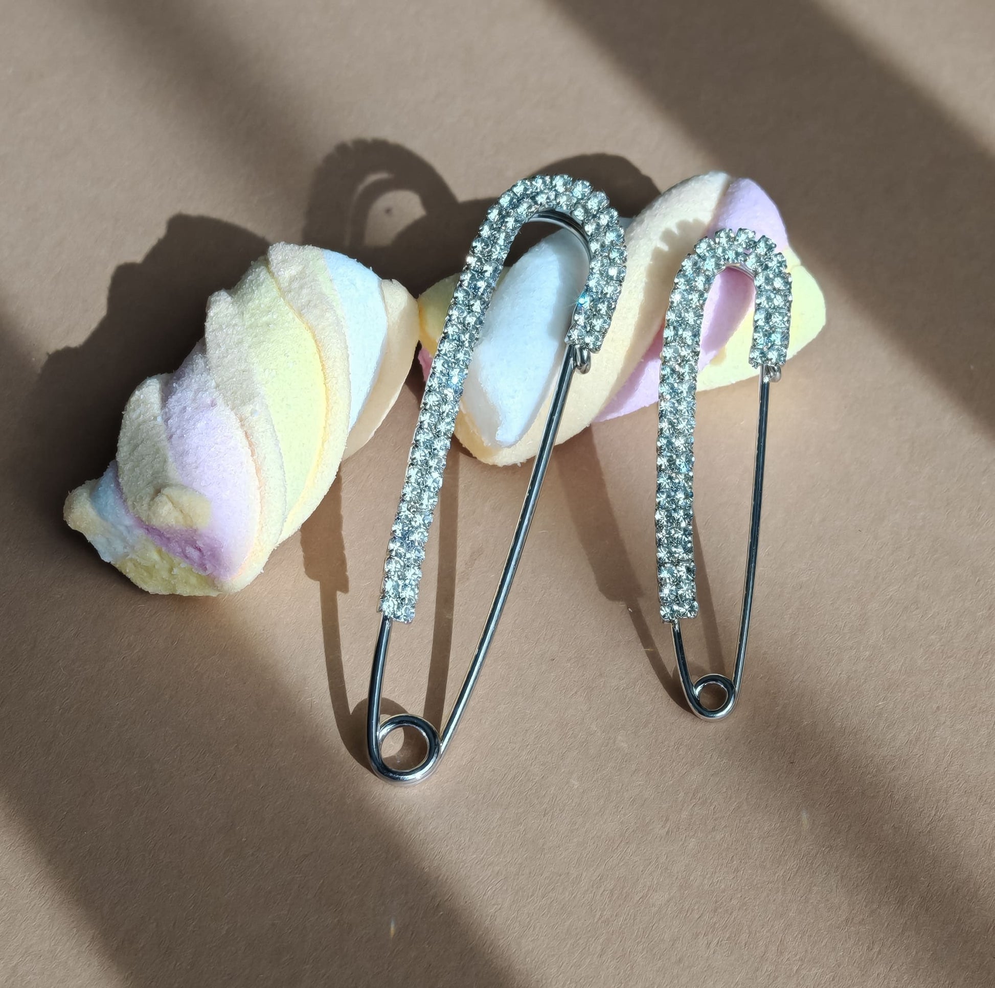 Ace de siguranță cu design elegant și cristale – accesoriu versatil pentru femei stilate