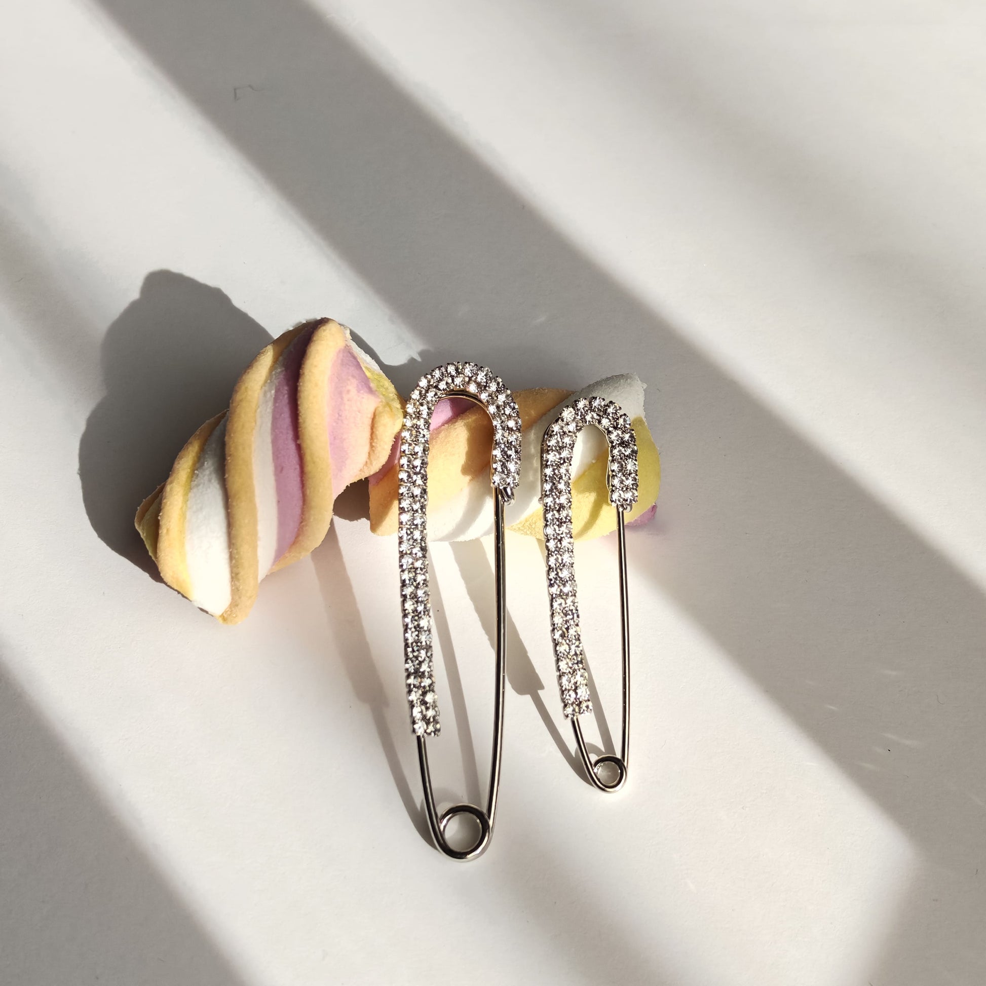 Ace de siguranță cu design elegant și cristale – accesoriu versatil pentru femei stilate