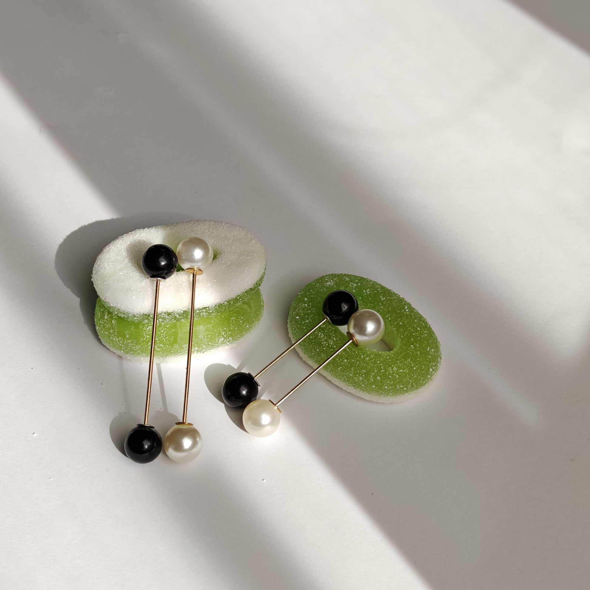 Set 4 Ace Decorative cu Perle Albe și Negre Accesorii Fashion Statement - Platera Romania