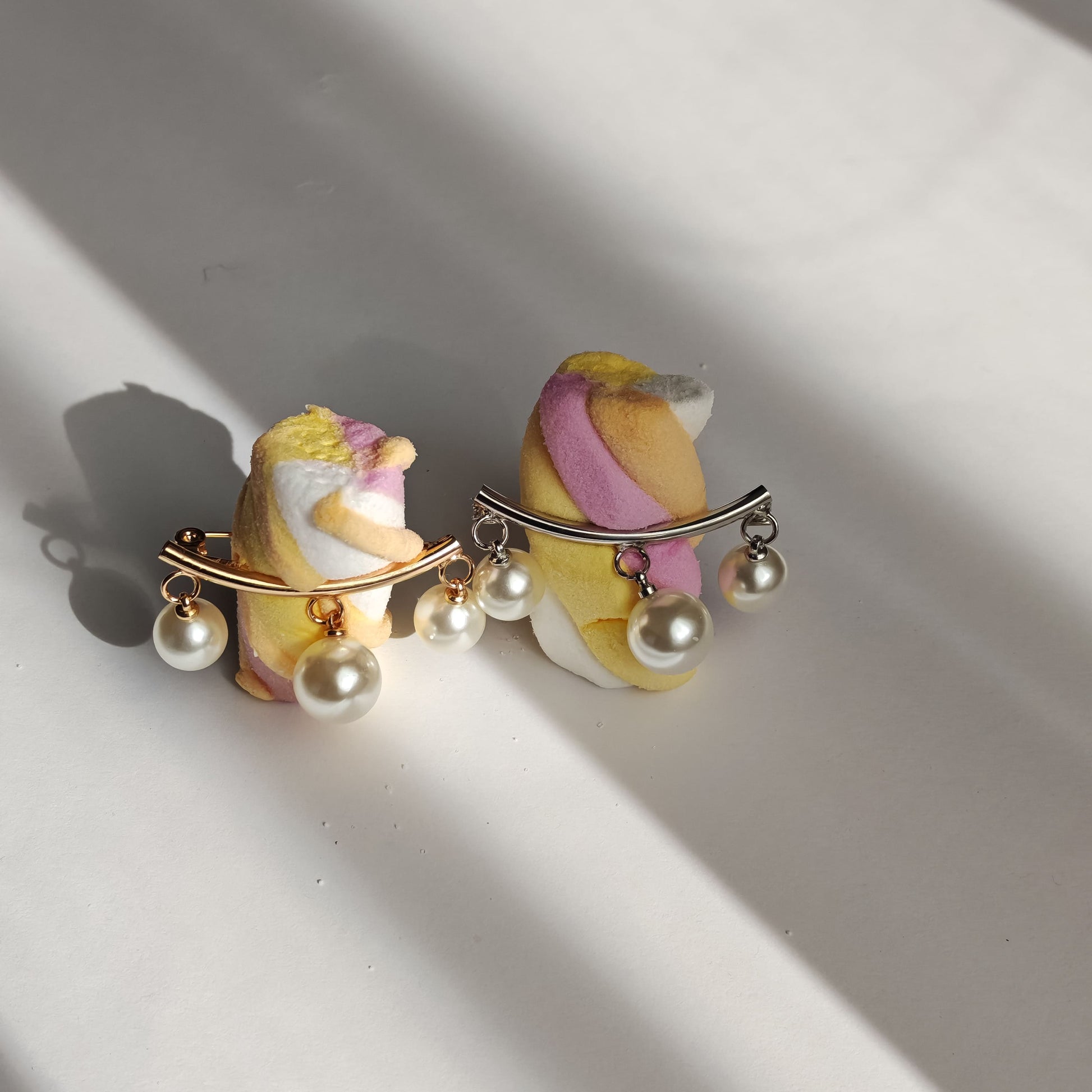 Set Pin Fashion Auriu și Argintiu cu Perle Albe Design Asimetric Modern - Platera Romania