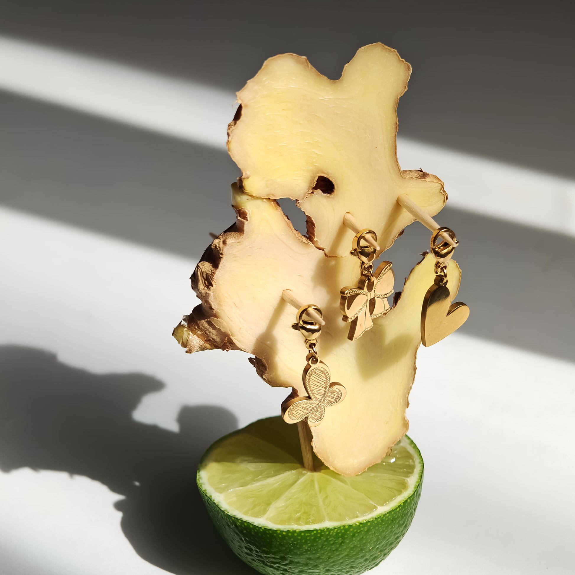 Set de pandantive aurii tip charm – fluture, fundiță și inimă