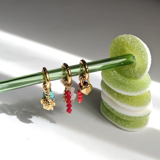 Set de charmuri aurii colorate pentru șireturi – modele inimă, țestoasă și soare.