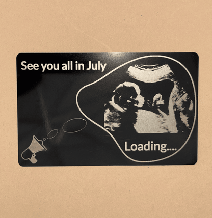 Anunț de sarcină original, card imprimat cu mesaj „Loading...” și imagine de tip ecografie.
