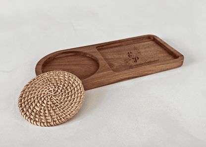 Tavă rafinată din lemn natural de salcâm, cu detalii din ratan, potrivită pentru momente de relaxare.