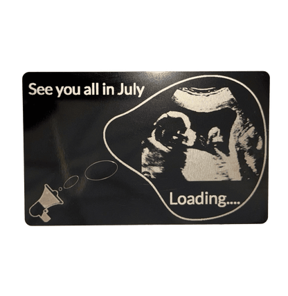 Card minimalist pentru baby announcement, ideal pentru a împărtăși vestea sarcinii într-un mod creativ.