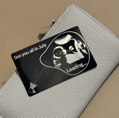 Card negru pentru anunț de bebeluș, cu grafică ecograf și mesaj sugestiv de sosire