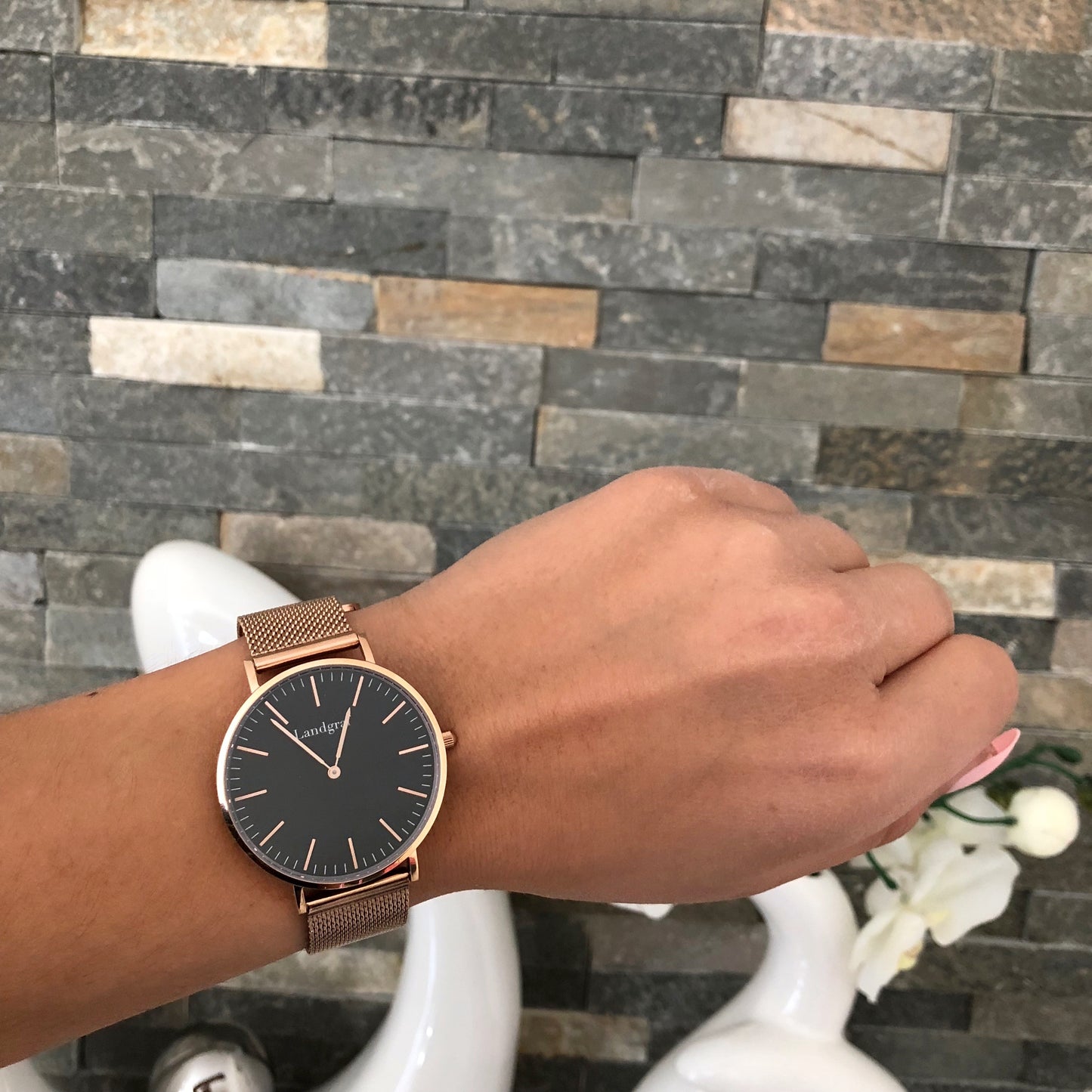 Elegant watch with mesh strap