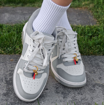 Charmuri aurii decorative pentru încălțăminte – detalii colorate în roz, verde, roșu și turcoaz.