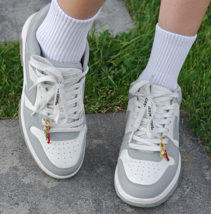 Set elegant de accesorii pentru adidași – charmuri cu prindere ușoară pe șireturi.