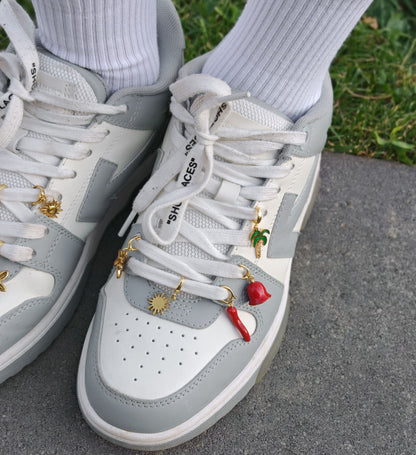 Charmuri pentru sneakerși în stil trendy – ideale pentru un look casual personalizat.