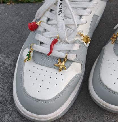 Accesorii aurii Platera cu prindere ușoară – charmuri pentru personalizarea pantofilor sport.