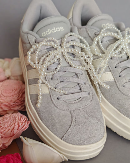 Accesorii fashion cu fundițe și perle – perfecte pentru personalizarea pantofilor sport.