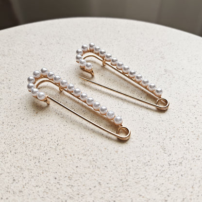 Set de ace de siguranță aurii decorate cu perle albe – accesoriu elegant pentru haine sau genți