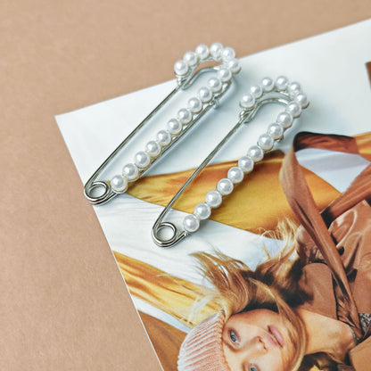 Ace de siguranță argintii cu perle decorative, stil vintage și modern în același timp