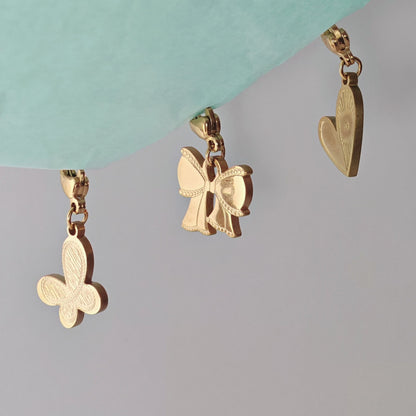 Charms aurii pentru brățări sau lanțuri, cu forme elegante: inimă, fluture și fundă