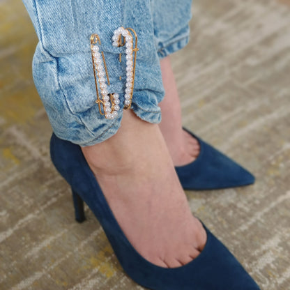 Două ace aurii cu perle albe, design chic pentru broșe sau decor vestimentar.