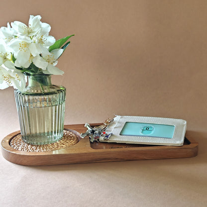 Tavă din lemn de salcâm cu finisaj premium și textură autentică, perfectă pentru decor interior.