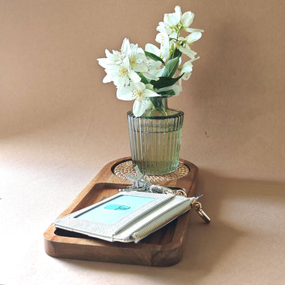 Tavă din lemn de salcâm cu detalii artizanale, perfectă pentru cafea sau ceai.