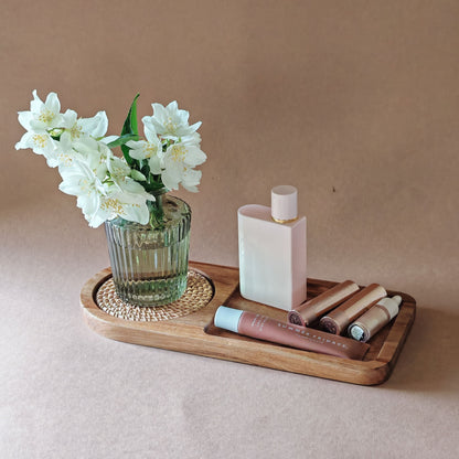 Tavă naturală din lemn de salcâm cu ratan, ideală pentru servire și decor elegant.