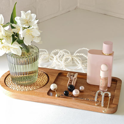 Tavă elegantă din lemn natural de salcâm și ratan, ideală pentru servirea cafelei și ceaiului.