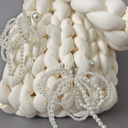 Feminine și elegante: charmuri cu perle pentru adidași, genți sau panglici.