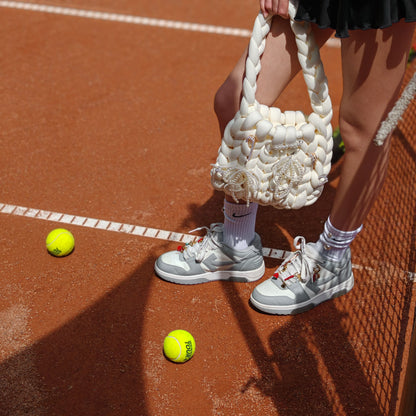 Ac de siguranță mare decorat cu perle – accesoriu statement pentru jachetă, eșarfă sau rucsac.