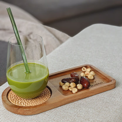 Tavă decorativă din lemn de salcâm și ratan, cu finisaj natural, pentru orice stil de interior.