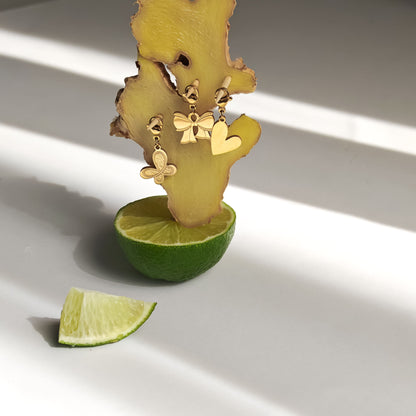 Set decorativ de bijuterii tip charm, din aliaj auriu – forme simbolice și romantice.