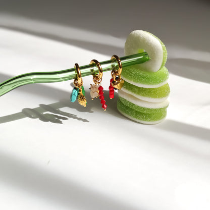 Accesorii trendy pentru șireturi – charmuri aurii în forme feminine și culori vii.