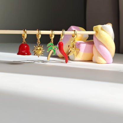 Charmuri pentru sneakerși în stil trendy – ideale pentru un look casual personalizat.