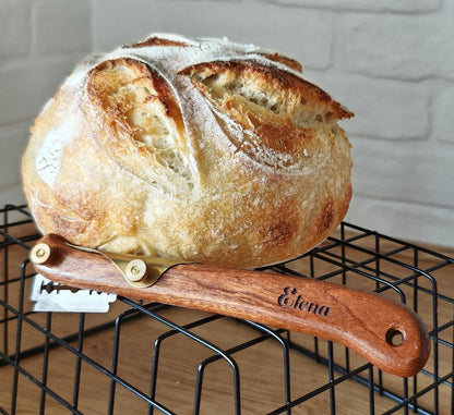 Cuțit pentru pâine artizanală, cu 5 lame de rezervă și capac de protecție inclus.