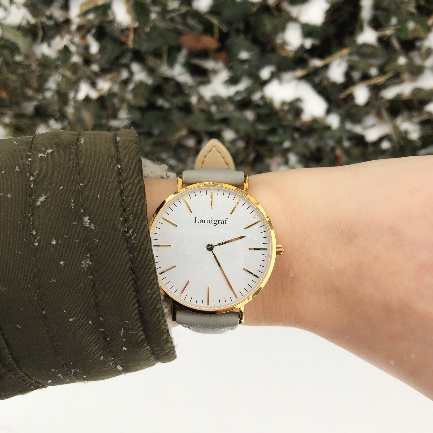 Elegant women's watch with genuine leather strap